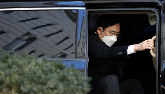 이재용 삼성전자 부회장이 30일 오후 서초구 서울고등법원에서 열리는 '국정농단' 사건 파기환송심 속행 공판에 출석하기 위해 차에서 내리고 있다.   연합뉴스